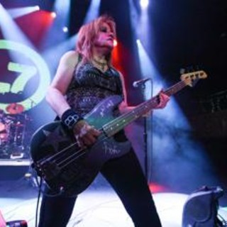 E' morta Jennifer Finch, la bassista delle L7 aveva 59 anni E' morta Jennifer Finch, la bassista delle L7 aveva 59 anni