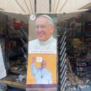 Papa Francesco, dai portachiavi ai rosari: tutti i gadget di Piazza San Pietro