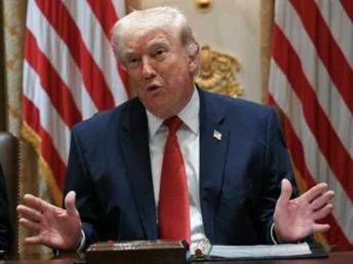 Trump svela il regalo dell'Iran: "Mi manda 10 petroliere cariche di greggio" Trump svela il regalo dell'Iran: "Mi manda 10 petroliere cariche di greggio"