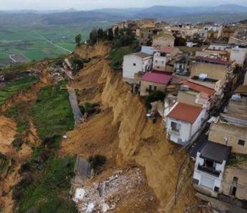 Frana a Niscemi, il sindaco agli abitanti: "State a casa"