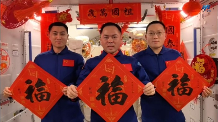 Cina, il Capodanno si festeggia anche a 400 chilometri di distanza dalla terra