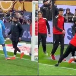 Coppa d'Africa, la surreale 'lotta' per l'asciugamano tra il portiere del Senegal e i raccattapalle del Marocco Coppa d'Africa, la surreale 'lotta' per l'asciugamano tra il portiere del Senegal e i raccattapalle del Marocco