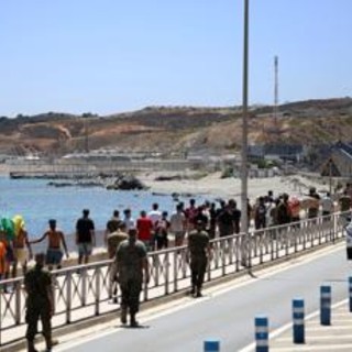 Ceuta, ancora 2500 migranti in città. Marocco: "Avevamo avvertito Spagna". Madrid: "Falso"