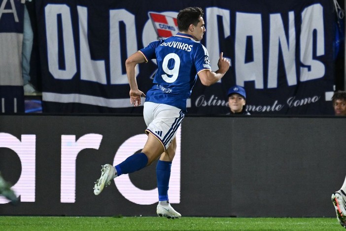 Douvikas esalta il Como, battuto il Sassuolo 2-0