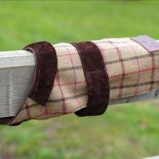 Re Carlo, la passione per il tweed e il cane Snuff: a Sandringham arrivano i cappottini per 'Fido'