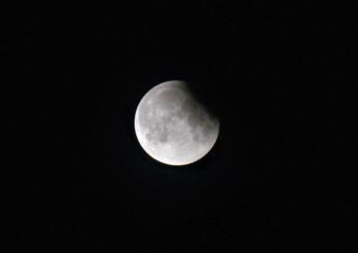 Eclissi lunare del 28 agosto, a che ora e dove vederla in Italia: la mappa e i consigli