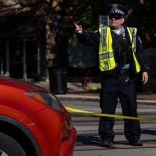 Spari da auto in corsa a Chicago, 4 morti e 14 feriti