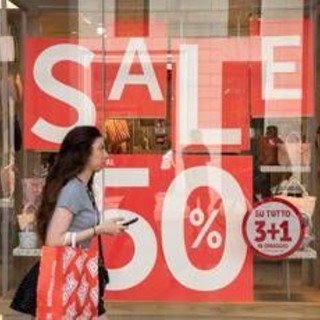 Oggi partono i saldi estivi 2025: sconti più alti rispetto all'anno scorso