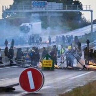 Francia, migliaia in piazza per 'Blocchiamo tutto': disagi al traffico e almeno 75 fermi