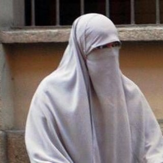 Divieto di velo integrale nei luoghi pubblici e pene più dure per i matrimoni combinati: la proposta di Fdl Divieto di velo integrale nei luoghi pubblici e pene più dure per i matrimoni combinati: la proposta di Fdl