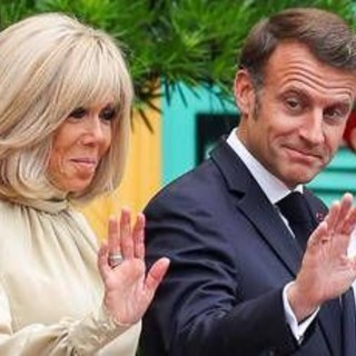 &quot;Stai lontano, perdente&quot;, cosa ha detto Brigitte a Macron dopo la 'manata' secondo l'esperto