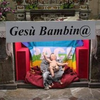 Gesù è una bambina nel presepe, Don Vitaliano: "Dio si incarna anche nelle donne"