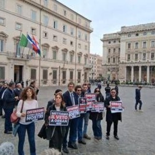 Flash mob +Europa contro Orban a Palazzo Chigi: "Dittatore con i soldi nostri" Flash mob +Europa contro Orban a Palazzo Chigi: "Dittatore con i soldi nostri"