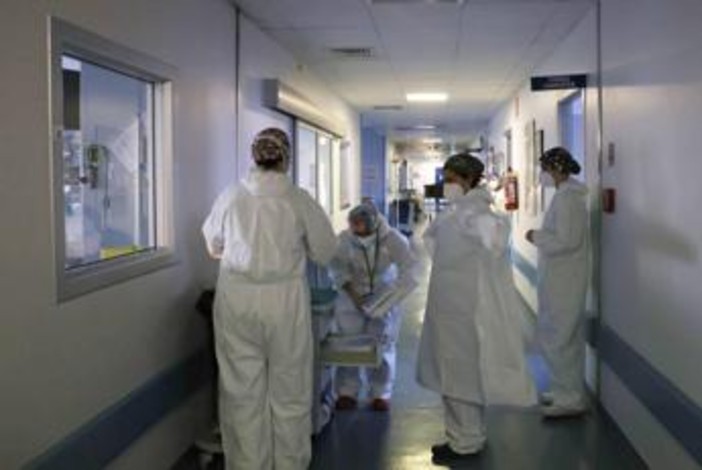 Covid, medici radiati vengono reintegrati. Burioni e Bassetti: "Vergogna"
