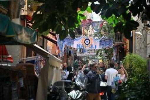 Sindaco francese dice no ai panni stesi: "Qui non siamo a Napoli". La risposta dell'assessore Puca: "Ci dispiace per voi"
