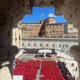 Funerali Papa Francesco, l'omelia: &quot;Si è speso per gli ultimi e per la pace, ora preghi per noi&quot;