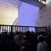 &quot;Giù le mani dalla Flotilla&quot;, manifestanti pro Pal bloccano stazione centrale a Napoli. A Roma Termini accessi contingentati