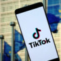 Per Bruxelles gli account TikTok non tutelano i minori