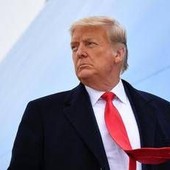Usa, Trump cambia aereo in segreto ma giornalisti tenuti all'oscuro: è polemica