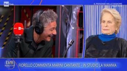 Valeria Marini canta, Fiorello ride e la mamma della showgirl gli dà ragione Valeria Marini canta, Fiorello ride e la mamma della showgirl gli dà ragione